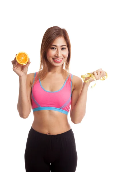 Asiatique fille en bonne santé sur l'alimentation avec des fruits orange et ruban à mesurer — Photo