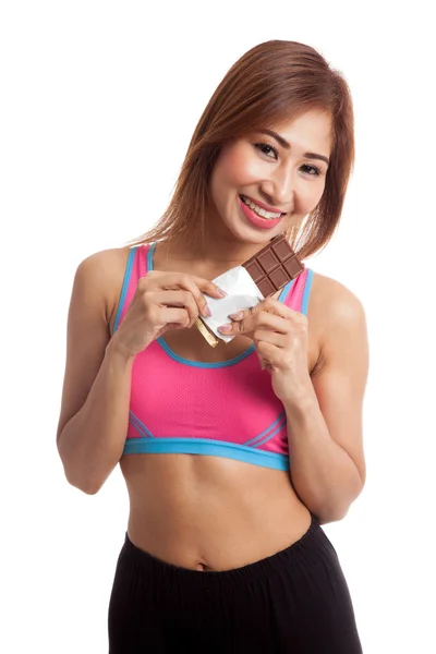 Gyönyörű, egészséges ázsiai lány szereti a csokoládét — Stock Fotó