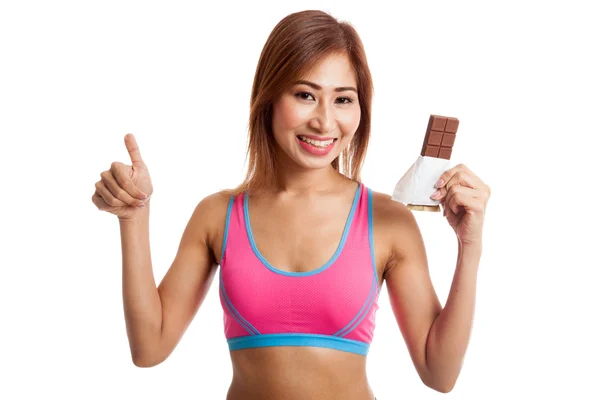 Hermosa chica asiática sana pulgares arriba con chocolate —  Fotos de Stock