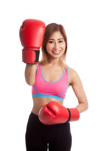 빨간 권투 글러브와 함께 아름 다운 건강 한 아시아 여자 — 스톡 사진