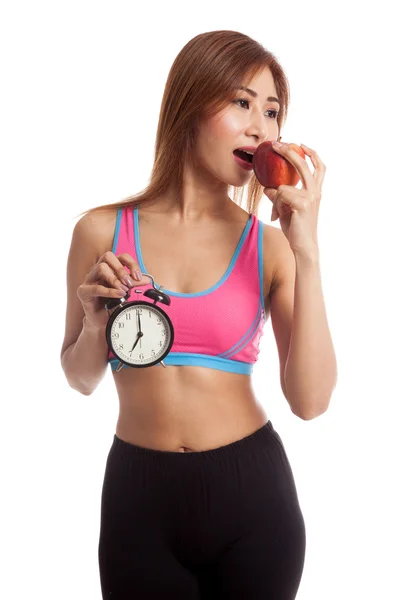 Азиатская здоровая девочка с часами и яблоком — стоковое фото