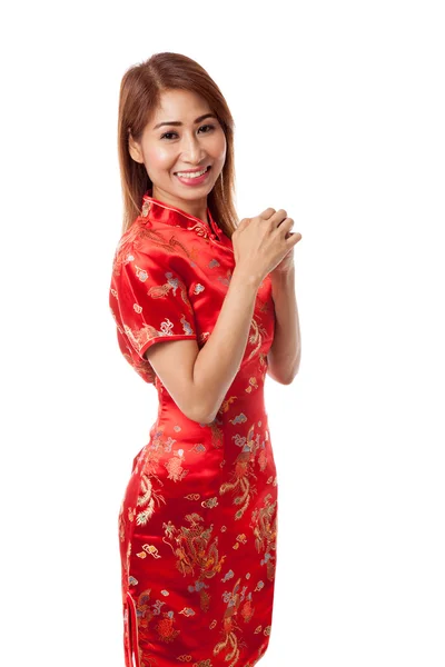 中国旗袍的亚洲女孩穿的 congratula 的手势 — 图库照片
