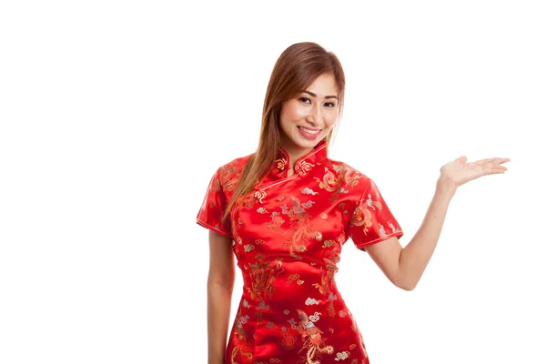 Asiatisk tjej i kinesiska cheongsam klänning nuvarande tomt utrymme med h — Stockfoto