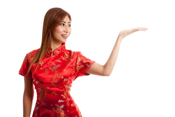 Asian girl in chinese cheongsam dress with  blank space on her h — Stock Photo, Image