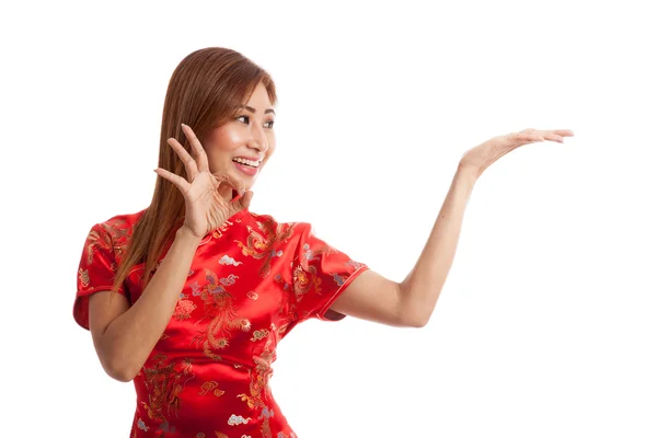 Aziatische meisje in chinese cheongsam jurk tonen Ok met lege ruimte — Stockfoto