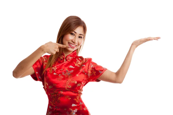 Asijská dívka v čínských cheongsam šaty poukazují na prázdné místo na h — Stock fotografie