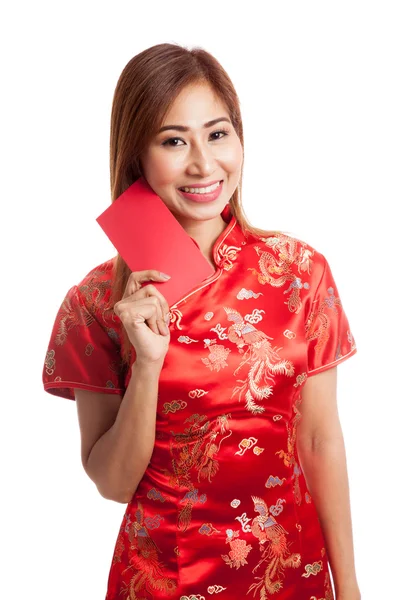 Chica asiática en cheongsam chino vestido con sobre rojo — Foto de Stock