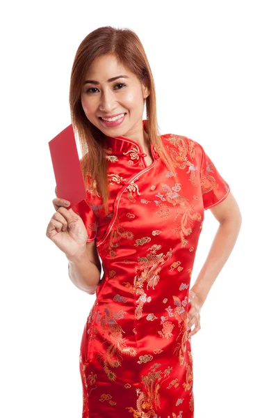 Ázsiai lány kínai cheongsam ruha piros borítékot — Stock Fotó