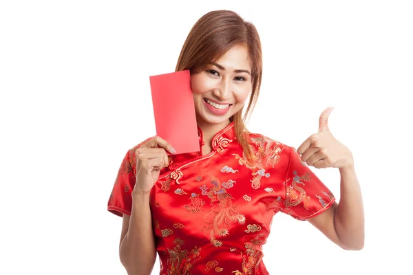Chica asiática en cheongsam chino vestido pulgares arriba con sobre rojo — Foto de Stock