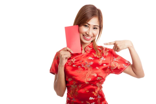 Азиатская девушка в китайском платье Чонгсам указывает на красный конверт — стоковое фото