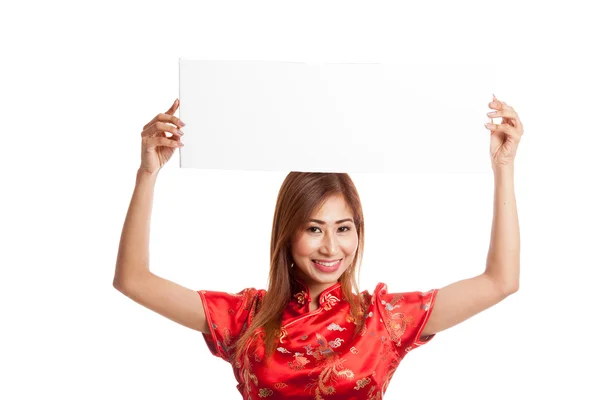 Asiatin im chinesischen Cheongsam-Kleid mit rotem Blanko-Zeichen — Stockfoto