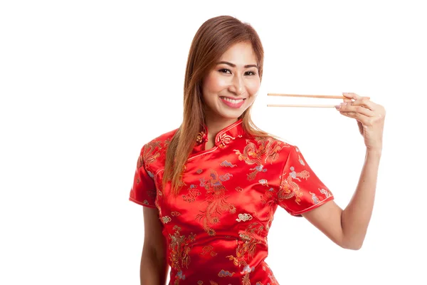 Asiatisk tjej i kinesiska cheongsam klänning med pinnar — Stockfoto