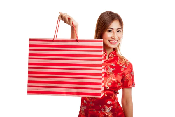 Asiatisk tjej i kinesiska cheongsam klänning med shopping väska — Stockfoto