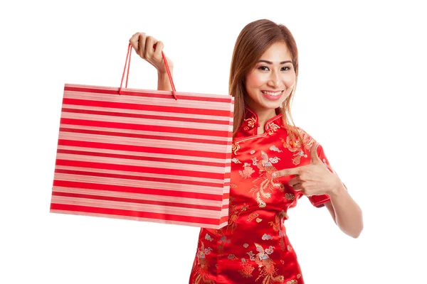 Chica asiática en cheongsam chino vestido con bolsa de compras — Foto de Stock