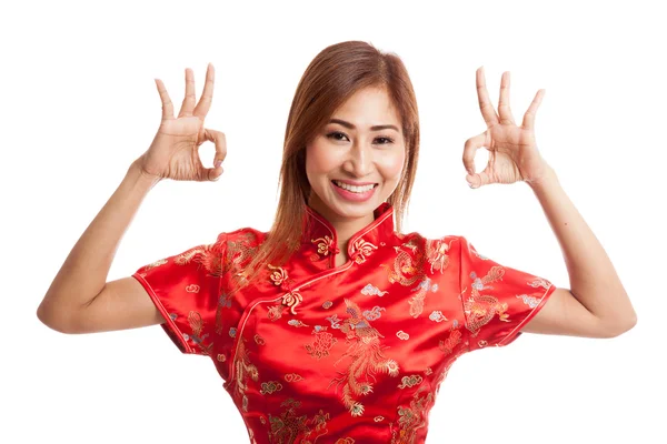 Asiatische Mädchen in chinesischen Cheongsam Kleid zeigen ok Zeichen — Stockfoto