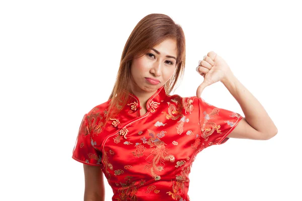 中国旗袍礼服大拇指朝下的亚洲女孩 — 图库照片