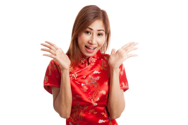 Opgewonden Aziatisch meisje in chinese cheongsam jurk — Stockfoto