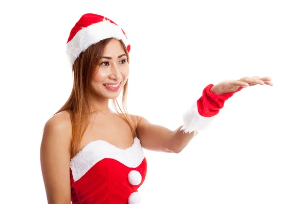 Menina de Natal asiática com roupas de Papai Noel espaço presente em h — Fotografia de Stock