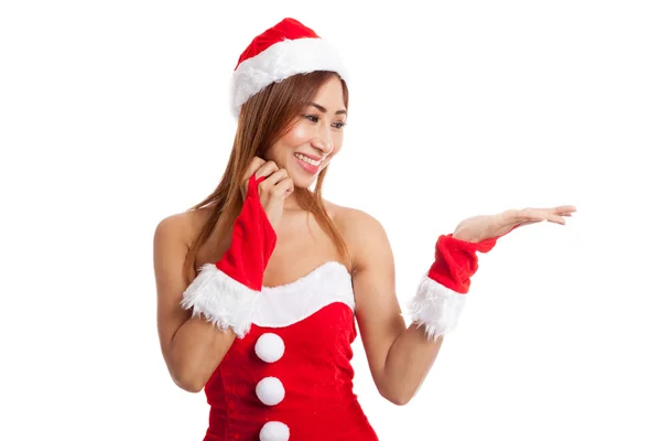 Aziatische kerst meisje met kerstman kleding aanwezig ruimte op h — Stockfoto