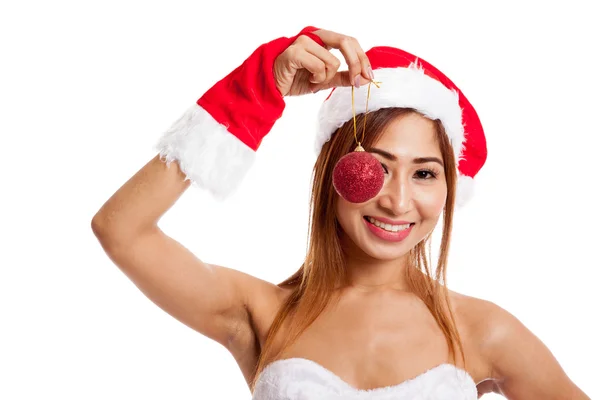 Boże Narodzenie azjatycki dziewczyna z Santa Claus ubrania z piłką cacko — Zdjęcie stockowe