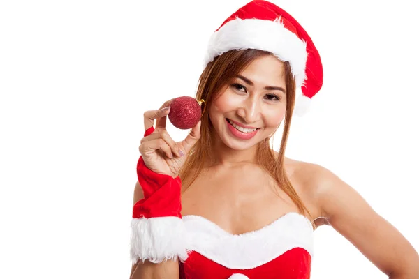 Menina asiática de Natal com roupas de Papai Noel com bola de bugiganga — Fotografia de Stock