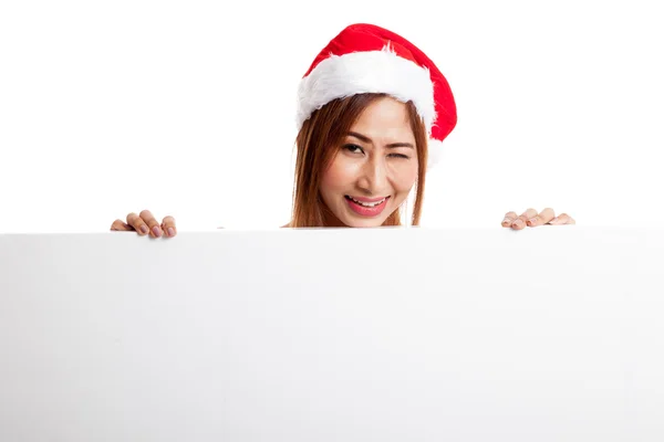 Menina asiática de Natal com roupas de Papai Noel com sinal em branco — Fotografia de Stock