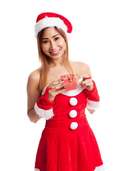 Menina asiática de Natal com roupas de Papai Noel e caixa de presente vermelha — Fotografia de Stock