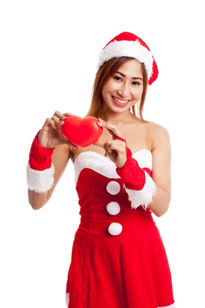 Asijské Vánoce dívka s Santa Claus oblečení s červeným srdcem — Stock fotografie