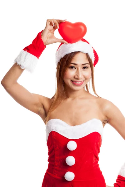 Menina asiática de Natal com roupas de Papai Noel com coração vermelho — Fotografia de Stock