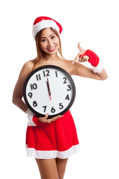 Asiático Navidad chica en santa claus ropa y reloj en midnigh —  Fotos de Stock