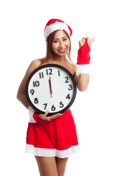 Aziatische kerst meisje in Kerstman kleding en klok bij midnigh — Stockfoto