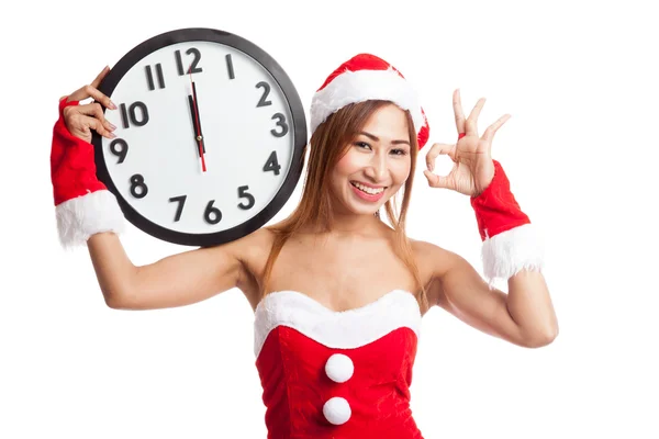 Asiático Navidad chica en santa claus ropa y reloj en midnigh —  Fotos de Stock