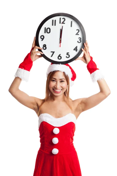 Menina asiática de Natal em roupas de Papai Noel e relógio no midnigh — Fotografia de Stock