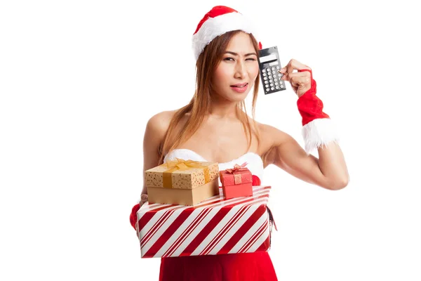 Asiatische Weihnachtsmädchen mit Weihnachtsmann Kleidung und Geschenk-Box und Berechnung — Stockfoto