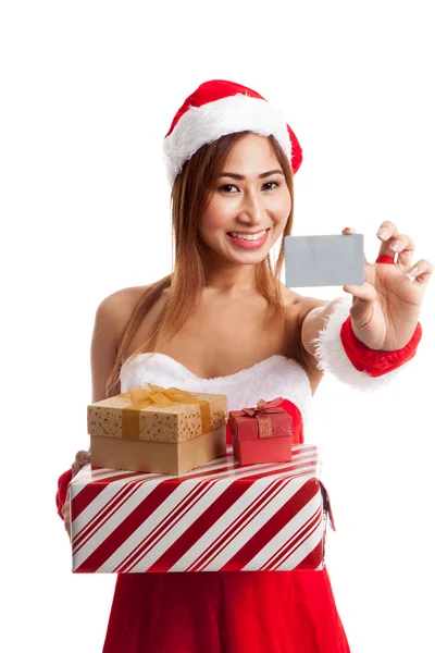 Asiática chica de Navidad con Santa ropa, caja de regalo y tarjeta — Foto de Stock