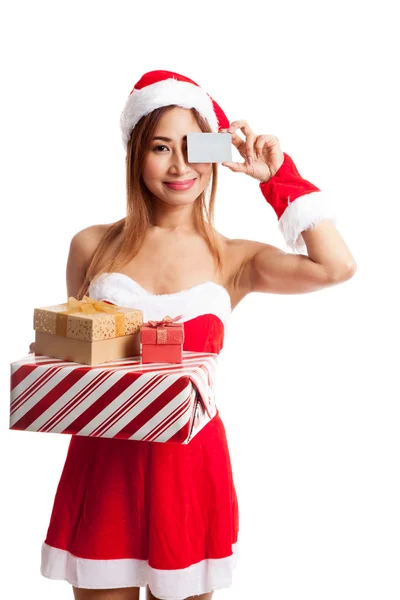 Asiatische Weihnachtsmädchen mit Weihnachtsmann Kleidung, Geschenk-Box und Karte — Stockfoto