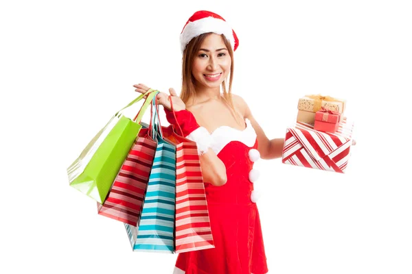 Menina asiática de Natal com roupas de Papai Noel, caixa de presente e compras — Fotografia de Stock