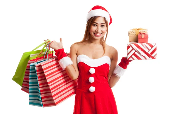 Азиатская рождественская девушка с одеждой Санта-Клауса, коробкой подарков и покупками — стоковое фото