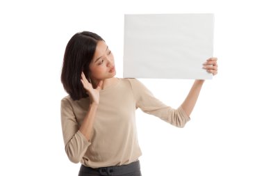 Genç Asya iş kadın sürpriz beyaz boş işareti ile