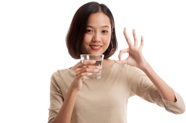 Genç Asyalı kadın göster Ok ile içme suyu bir bardak