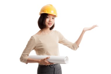 Asya mühendisi kadın planları ile palm elini göster