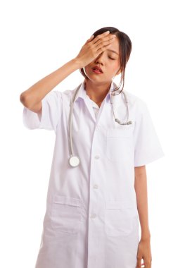 Asya genç kadın doktor ağrıyor