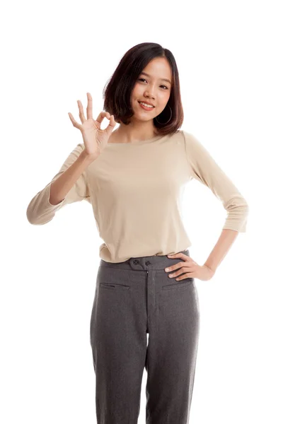 Joven mujer de negocios asiática mostrar OK signo — Foto de Stock