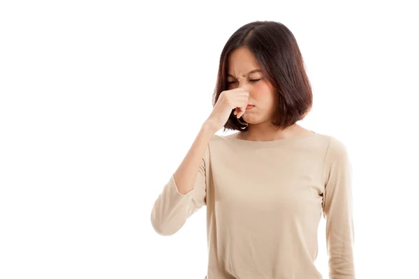 Junge asiatische Frau hält ihre Nase wegen eines schlechten Geruchs — Stockfoto