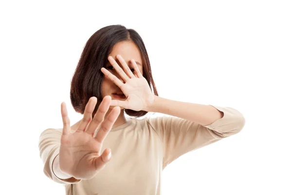 Mladá asijská žena skrýt její tvář — Stock fotografie