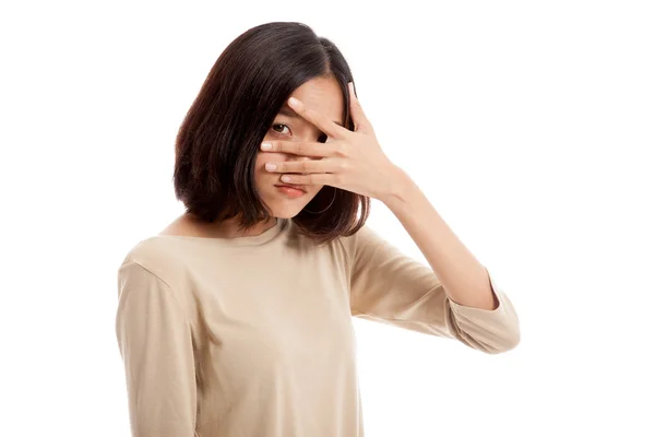 Beautiful young Asian woman peeking through fingers — Stock Photo, Image