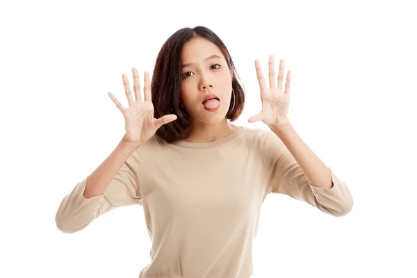 Joven asiática mujer sticking su lengua fuera — Foto de Stock