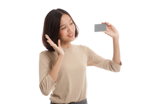 Joven mujer de negocios asiática feliz con tarjeta en blanco — Foto de Stock