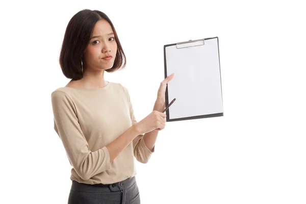 Ongelukkig Aziatische zakenvrouw wijs naar Klembord met pen — Stockfoto