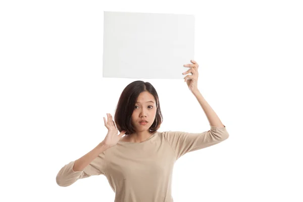 Młody azjatycki biznes kobieta niespodzianka z biały znak puste — Zdjęcie stockowe